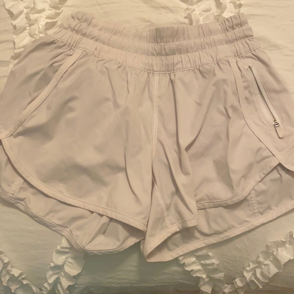LULULEMON SIZE 4 TRACKER SHORT. WHITE.